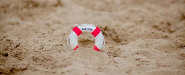 Nahaufnahme Von Miniatur Rettungsring Der Sich Strand Den Sand Gräbt — Stockfoto