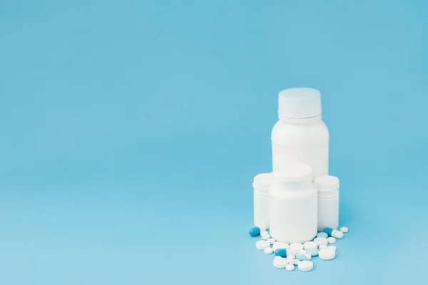 Çeşitli Ilaç Tıp Hap Tablet Kapsüller Şişe Mavi Zemin Üzerine — Stok fotoğraf