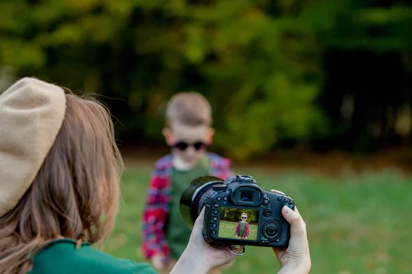 Fotoğrafçı Kadın Dışarıda Parkta Geçirmek Için Çocuğun Fotoğrafını Çekiyor — Stok fotoğraf