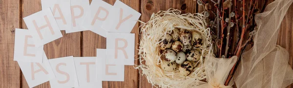 Composición Plana Huevos Codorniz Tarjeta Con Texto Feliz Pascua Mesa — Foto de Stock