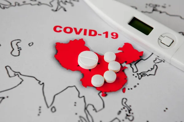 Novel coronavirus 2019 from Wuhan, China, named Covid-19. Prevención del peligro epidémico. Vacuna, concepto de tratamiento, mascarilla facial, píldoras antibióticas, jeringas —  Fotos de Stock