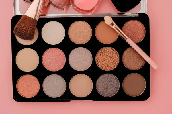Diverse make-up productson roze achtergrond met copyspace — Stockfoto