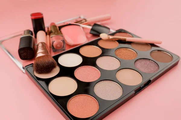 Diverse make-up productson roze achtergrond met copyspace — Stockfoto