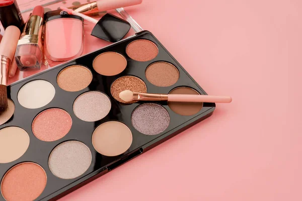 Diverse make-up productson roze achtergrond met copyspace — Stockfoto