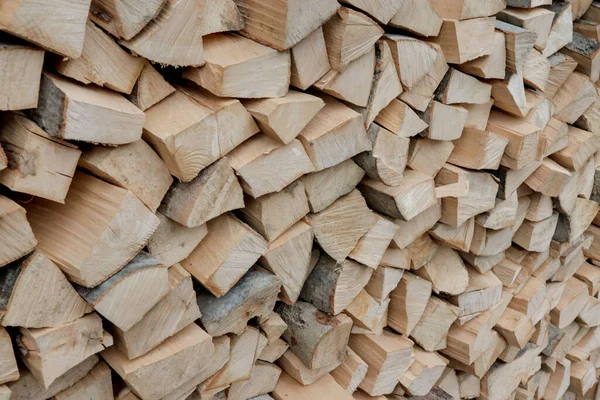 Odun yığınları. Kış için yakacak odun hazırlıyorum. Odun yığını. Odun arka planı. — Stok fotoğraf