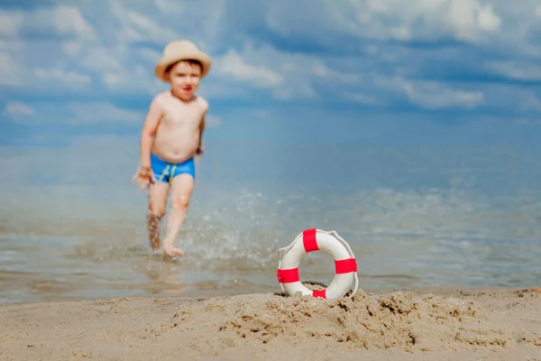 Zbliżenie Lifebuoy Plaży Tle Dziecka Bezpieczeństwo Wodzie — Zdjęcie stockowe