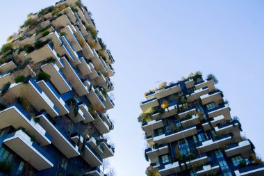 MILAN, İtalya - 26 Nisan 2014: Milano, İtalya 'daki yeni Bosco Verticale binası.
