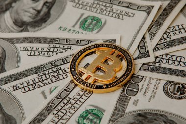 Amerikan doları banknotlarında Altın Bitcoin. Elektronik para değişimi kavramı.