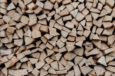 Odun yığınları. Kış için yakacak odun hazırlıyorum. Odun yığını. Odun arka planı..