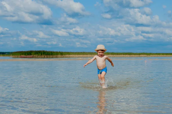 Słodkie Dziecko Działa Jeziora Fale Plaży — Zdjęcie stockowe