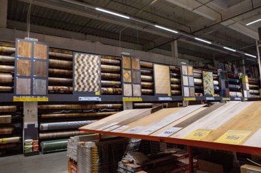 Kyiv- 11 Aralık 2019: Hırdavatçı dükkanında parke tahtaları ve muşamba döşemeleri, ev geliştirme deposunun dış tarafında.