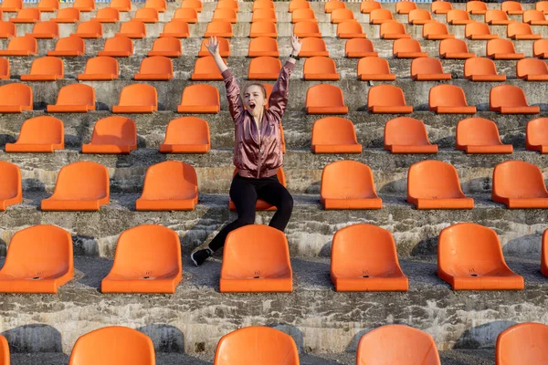Šťastná Žena Stojí Mezi Řadami Prázdných Sedadel Stadionu Jásá Zdviženýma — Stock fotografie