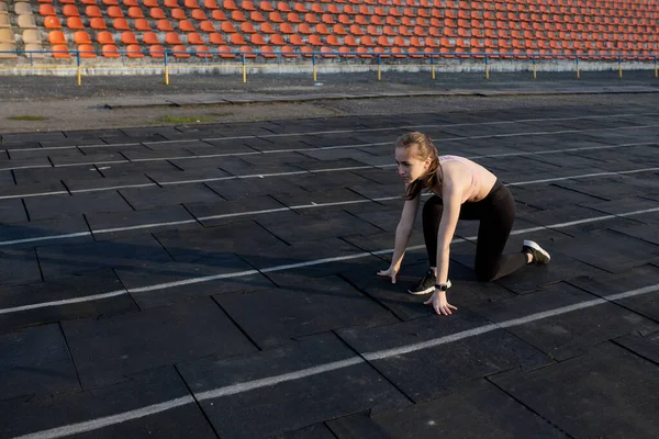 Mulheres Preparando Para Começar Correr Estádio — Fotografia de Stock