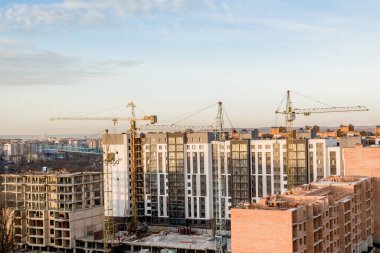 Kyiv, Ukrayna - 17 Ağustos 2019: Yüksek binaların yapımı ve inşaatı, inşaat endüstrisi ve çalışma ekipmanları. Yukarıdan bak, yukarıdan. Arkaplan ve doku.