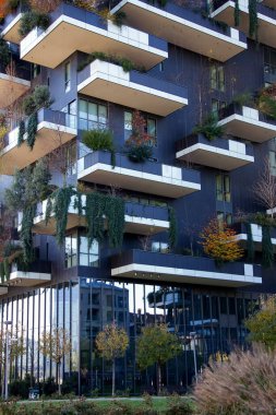 MILAN, İtalya - 26 Nisan 2014: Milano, İtalya 'daki yeni Bosco Verticale binası.