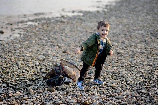 Environment Konzept Ein Kleiner Junge Sammelt Müll Und Plastikflaschen Strand — Stockfoto