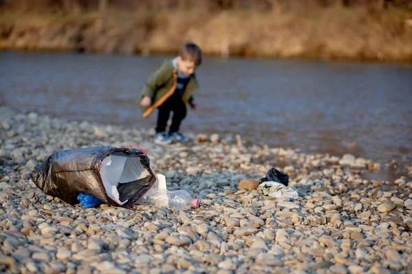 Çevre Kavramını Kaydedin Küçük Bir Çocuk Çöpleri Plastik Şişeleri Toplayıp — Stok fotoğraf