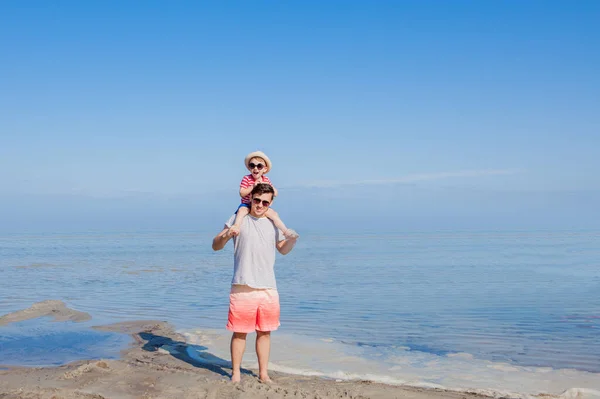 Far Håller Son Axlarna Vid Stranden — Stockfoto