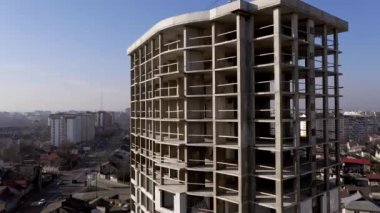 Bir şehirde inşaat halindeki yüksek apartmanın beton çerçevesinin havadan görünüşü