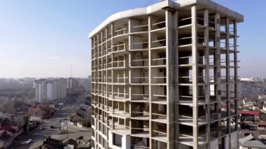 Bir şehirde inşaat halindeki yüksek apartmanın beton çerçevesinin havadan görünüşü