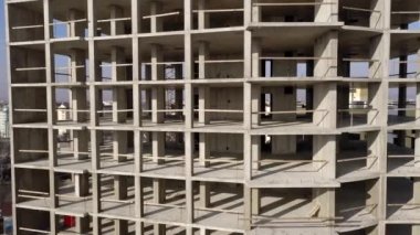 Bir şehirde inşaat halindeki yüksek apartmanın beton çerçevesinin havadan görünüşü