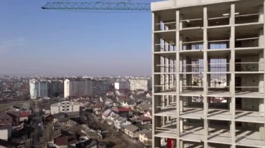 Bir şehirde inşaat halindeki yüksek apartmanın beton çerçevesinin havadan görünüşü