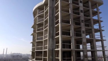 Bir şehirde inşaat halindeki yüksek apartmanın beton çerçevesinin havadan görünüşü