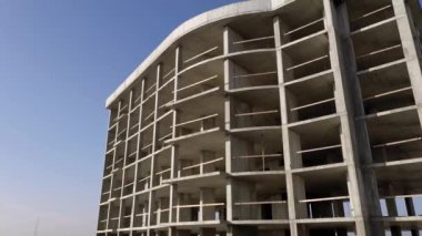 Bir şehirde inşaat halindeki yüksek apartmanın beton çerçevesinin havadan görünüşü