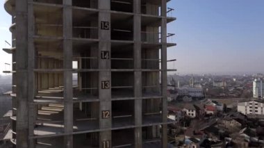Bir şehirde inşaat halindeki yüksek apartmanın beton çerçevesinin havadan görünüşü