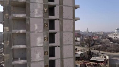 Bir şehirde inşaat halindeki yüksek apartmanın beton çerçevesinin havadan görünüşü