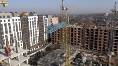 Bir şehirde inşaat halindeki yüksek apartmanın beton çerçevesinin havadan görünüşü