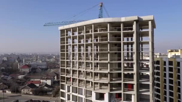 도시에서 건축중인 아파트 건물의 콘크리트 구조물을 공중에서 내려다본 — 비디오