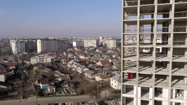都市の建設中の高層マンションのコンクリートフレームの空中ビュー — ストック動画