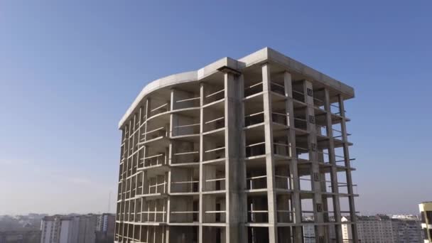 都市の建設中の高層マンションのコンクリートフレームの空中ビュー — ストック動画