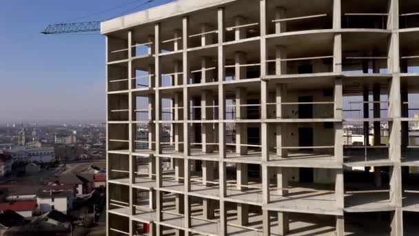 도시에서 건축중인 아파트 건물의 콘크리트 구조물을 공중에서 내려다본 — 비디오