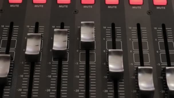 サウンドミキサーコントロール サウンドミキサーコントロールのための機器 電子機器のボタン装置 — ストック動画