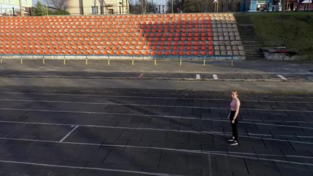 Pemandangan Udara Gadis Atletik Muda Melakukan Latihan Olahraga Dengan Berlari — Stok Video