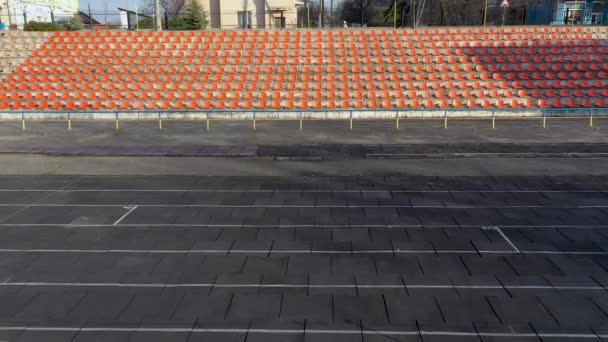 Vista Aérea Joven Atlética Haciendo Práctica Deportiva Correr Pista Deportiva — Vídeos de Stock