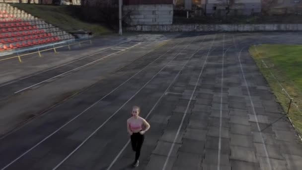 Athlète Féminine Préparant Les Jambes Pour Entraînement Cardio Fitness Runner — Video