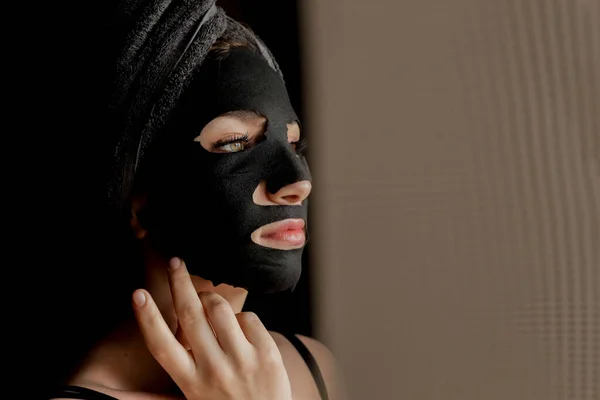 Belle Femme Appliquant Masque Facial Noir Soins Beauté Décryptages Portrait — Photo