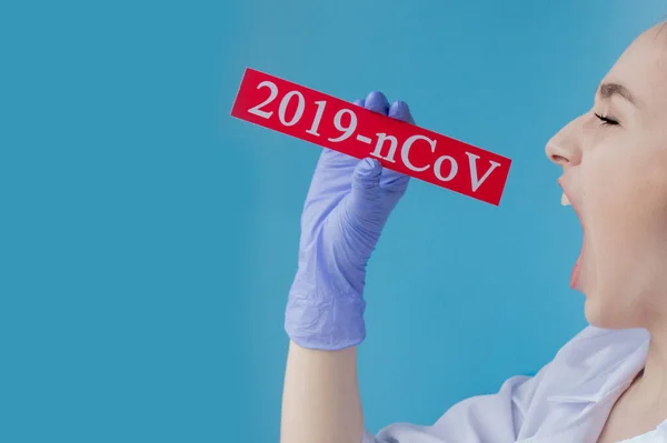 Γιατρός Γυναίκα Χειρουργική Μάσκα Δείχνει Κόκκινο Χαρτί Μεσάζων Coronavirus Μπλε — Φωτογραφία Αρχείου