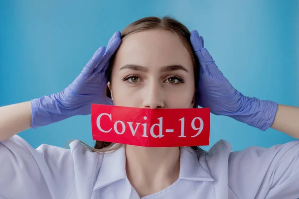 Doctora Mujer Señalando Papel Rojo Con Mesaage Coronavirus Sobre Fondo —  Fotos de Stock