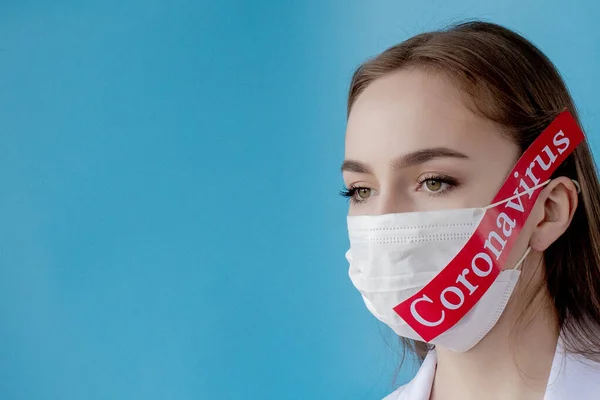 Doctora Mujer Con Máscara Quirúrgica Apuntando Papel Rojo Con Mesaage —  Fotos de Stock
