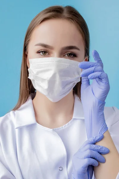 Enfermera Doctora Sonriendo Detrás Máscara Cirujano Retrato Primer Plano Una —  Fotos de Stock
