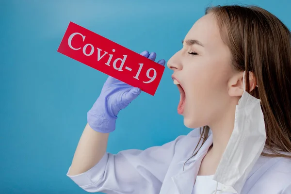 Γιατρός Γυναίκα Χειρουργική Μάσκα Δείχνει Κόκκινο Χαρτί Μεσάζων Coronavirus Μπλε — Φωτογραφία Αρχείου