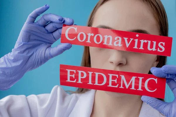 Medico Donna Che Indica Carta Rossa Con Mesaage Coronavirus Sfondo — Foto Stock