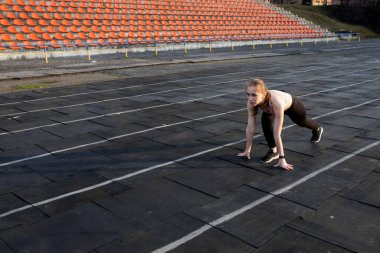 Kadınlar stadyumda koşmaya hazırlanıyor..