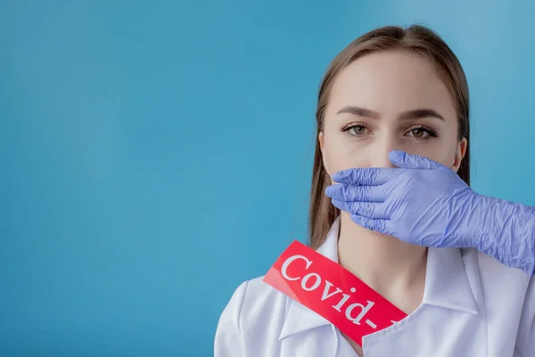 Γιατρός Γυναίκα Δείχνει Στο Κόκκινο Χαρτί Mesaage Coronavirus Μπλε Φόντο — Φωτογραφία Αρχείου
