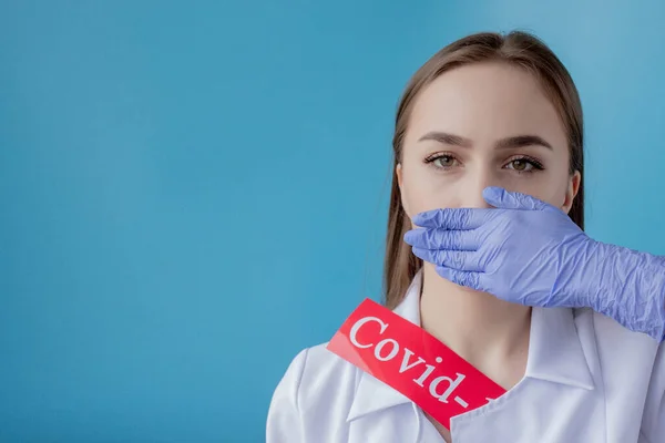 Doctor Woman Pointing Red Paper Mesaage Coronavirus Blue Background World — Stock Photo, Image