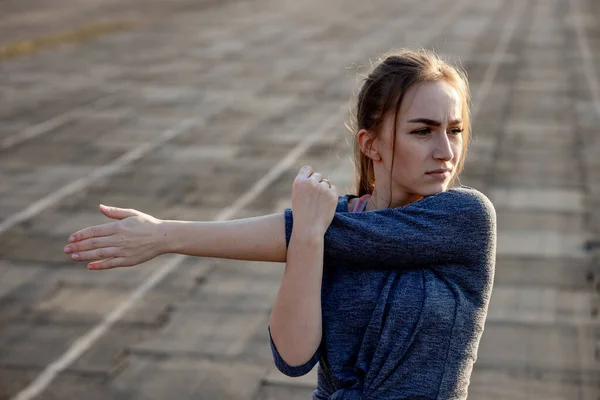 Mujer Joven Entrenando Estadio Verano Deportiva Estirándose Calentándose Antes Hacer —  Fotos de Stock